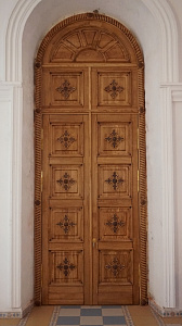 Храмовая дверь с лаконичной резьбой "Крест из лилий", 160х450 см (толщина полотна 40 мм)