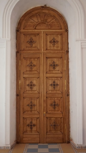 Храмовая дверь с лаконичной резьбой "Крест из лилий", 160х450 см