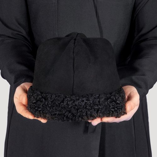 Скуфья зимняя черная, натуральная дубленочная овчина, отворот из каракуля фото 3