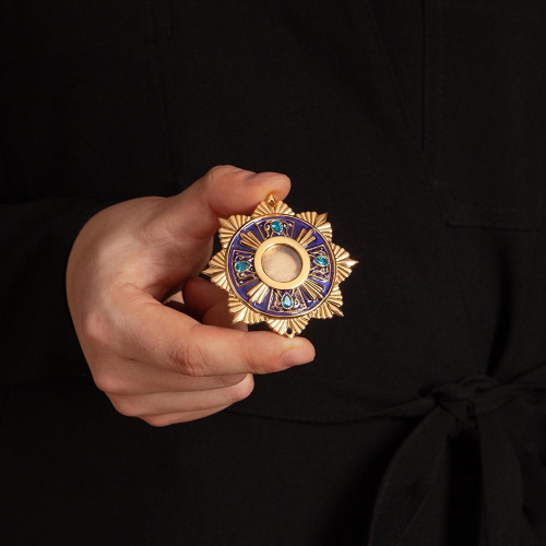 Мощевик накладной из ювелирного сплава в позолоте с синей эмалью и фианитами, Ø 63/16 мм фото 3 Мощевик накладной из ювелирного сплава в позолоте с синей эмалью и фианитами, Ø 63/16 мм фото 3