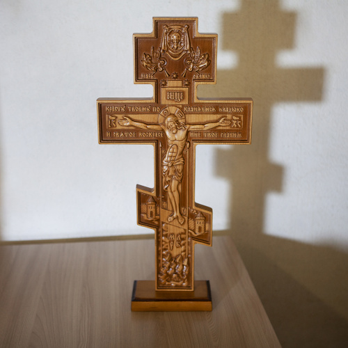 Крест резной выносной восьмиконечный на подставке, бук фото 5