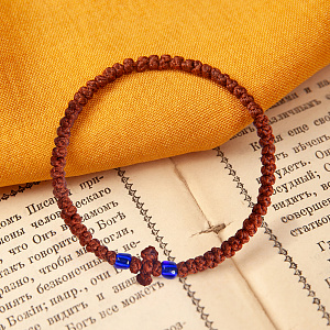 Браслет плетеный (четки-комбоскини) с пластиковыми бусинами, коричневый (синие бусины)