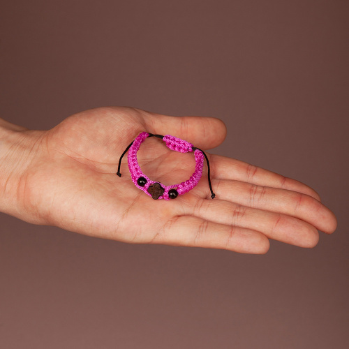 Браслет плетеный с крестиком, фуксия фото 2