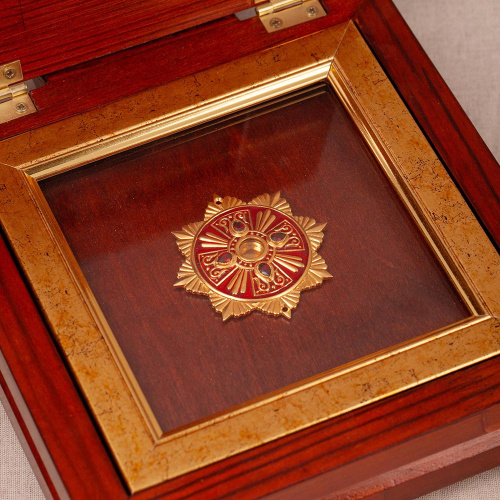 Мощевик накладной из ювелирного сплава в позолоте с красной эмалью и фианитами, Ø 63/16 мм фото 2 Мощевик накладной из ювелирного сплава в позолоте с красной эмалью и фианитами, Ø 63/16 мм фото 2