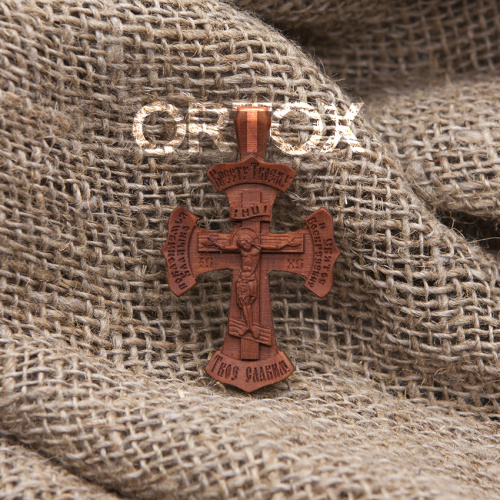 Деревянный нательный крестик «Солнце Правды» с распятием и молитвой Кресту, цвет темный, высота 4,9 см фото 7