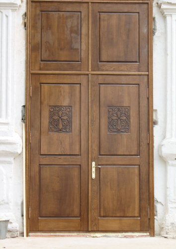 Храмовая дверь малая с простой резьбой