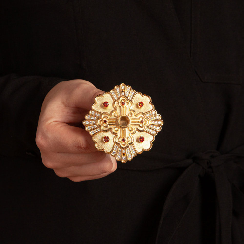 Мощевик накладной из ювелирного сплава в позолоте, красные фианиты, Ø 75/9 мм фото 3