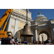 Самый большой колокол Александро-Невской лавры подняли на звонницу