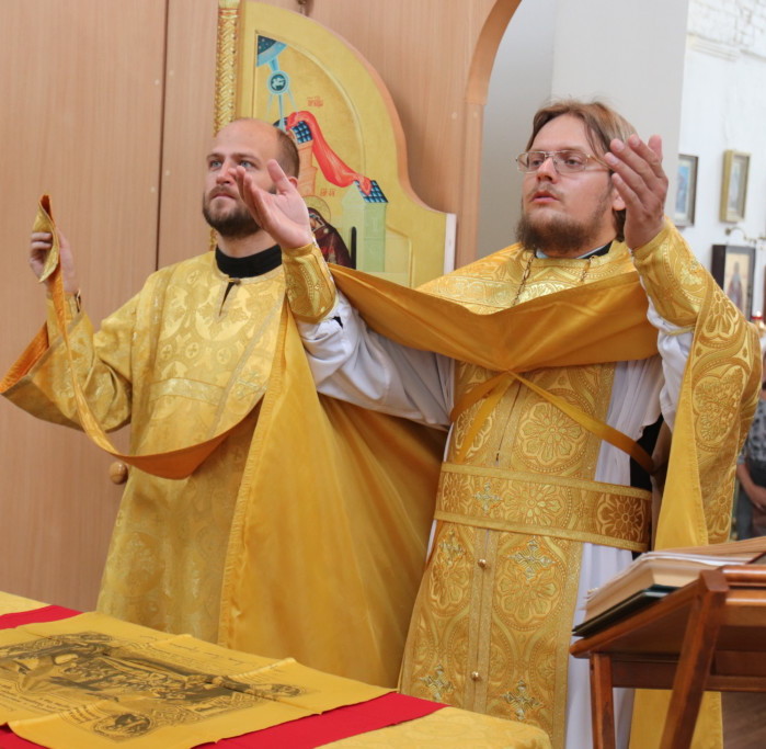 Священник и диакон в облачениях желтого цвета